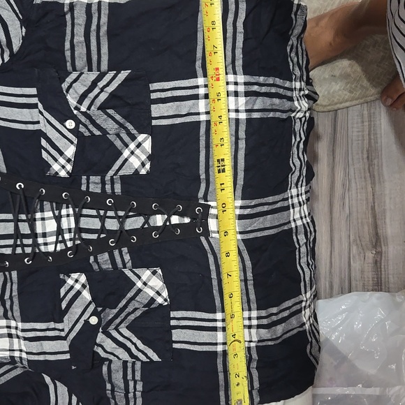 Express Black and White Plaid V Neck Lace Up Collared Flannel Top Sz Medium - Picture 8 of 8